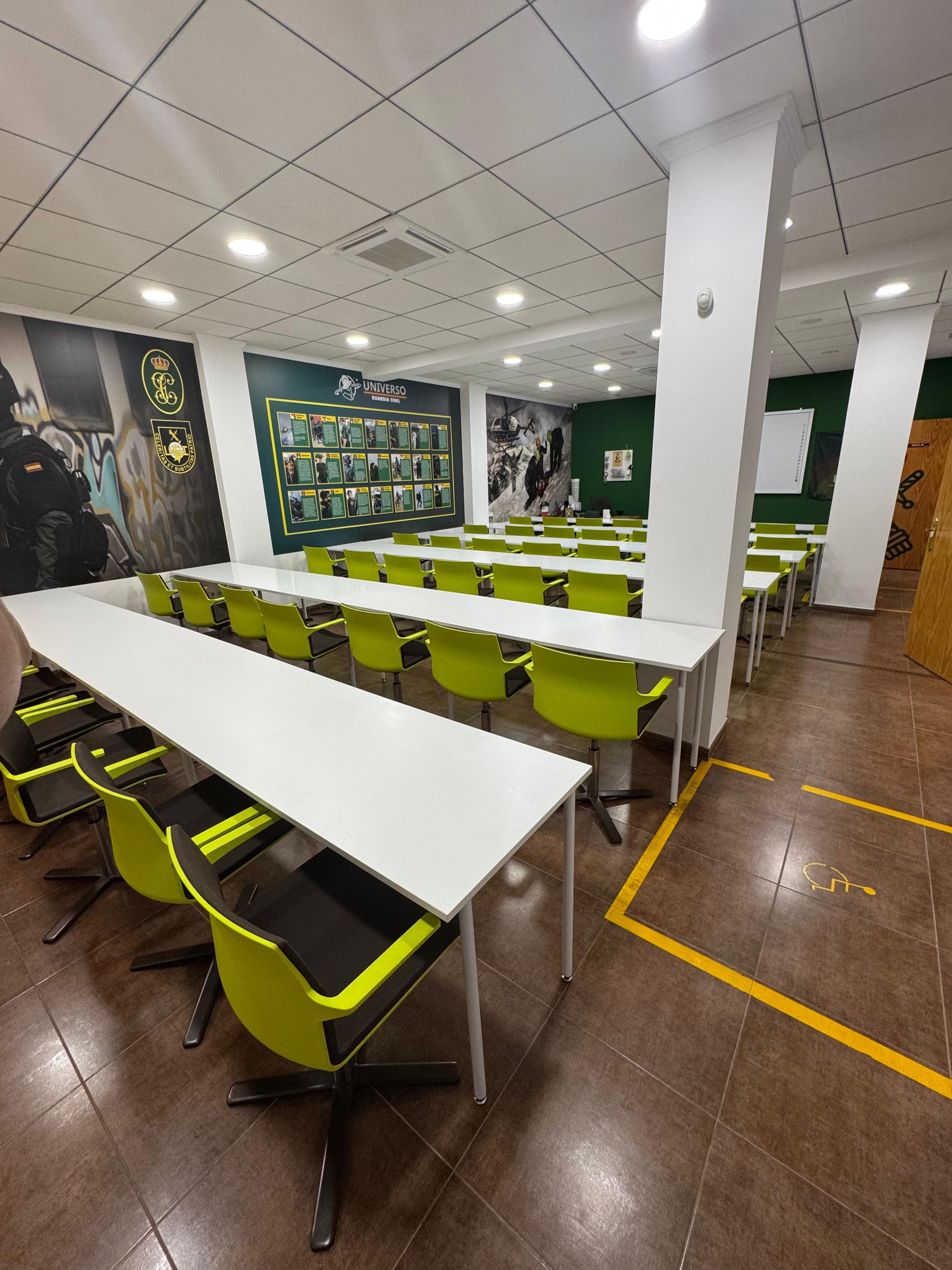 Guardias civiles con material de academia actualizado