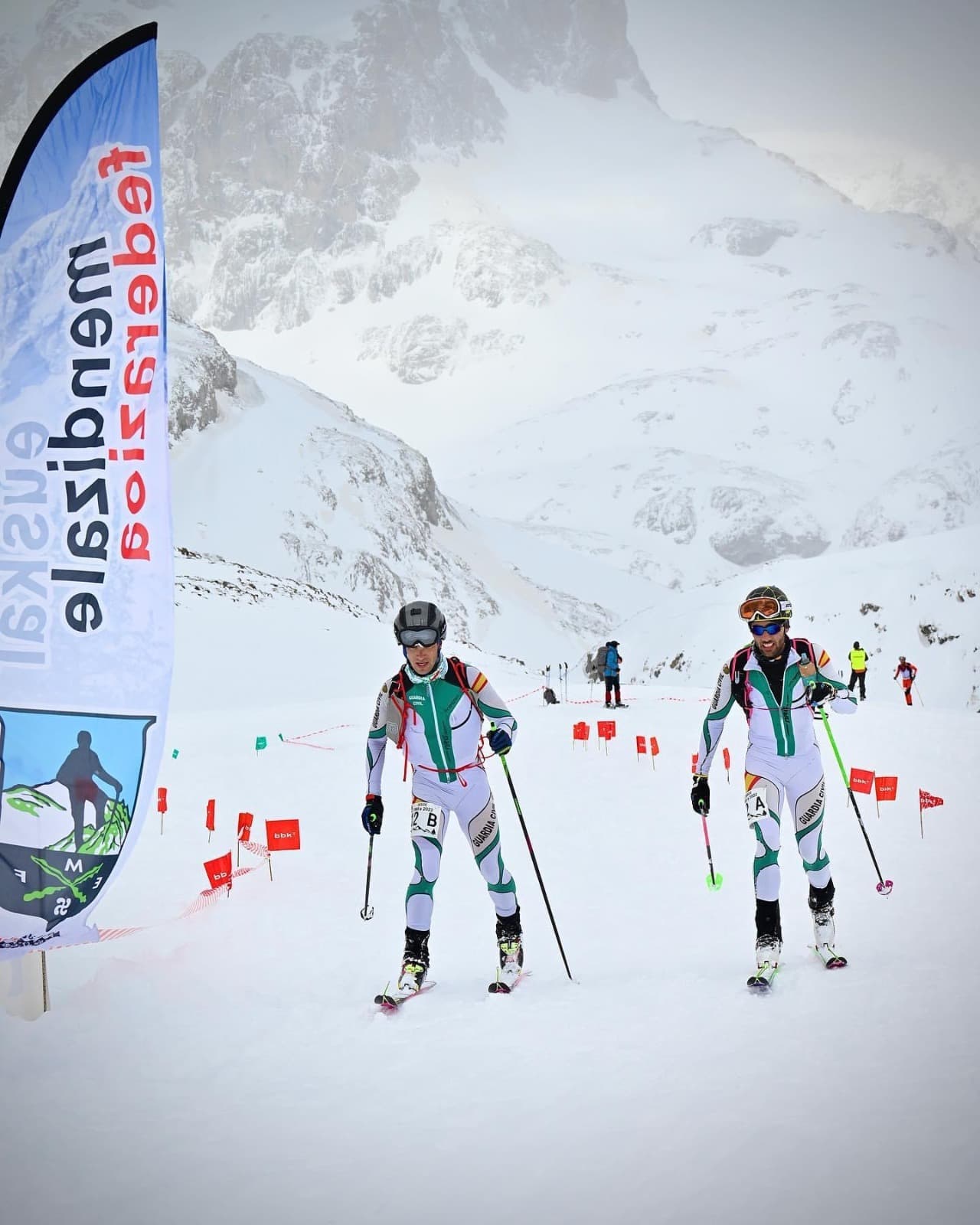 Guardias civiles en servicio de montaña