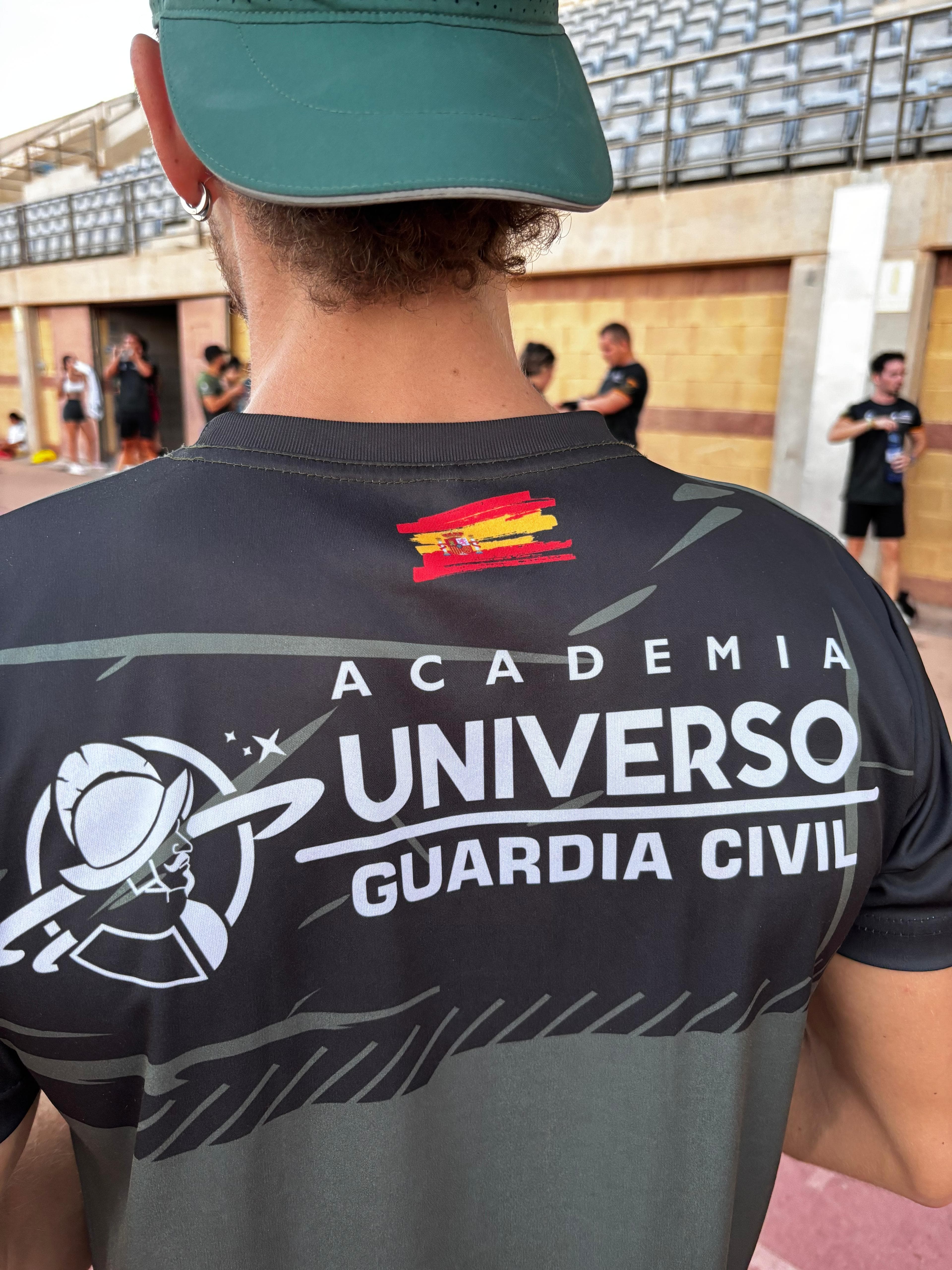 Opositor con camiseta de la academia